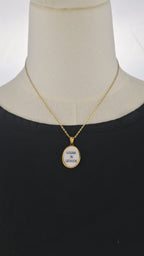 Collana dorata con ciondolo tondo