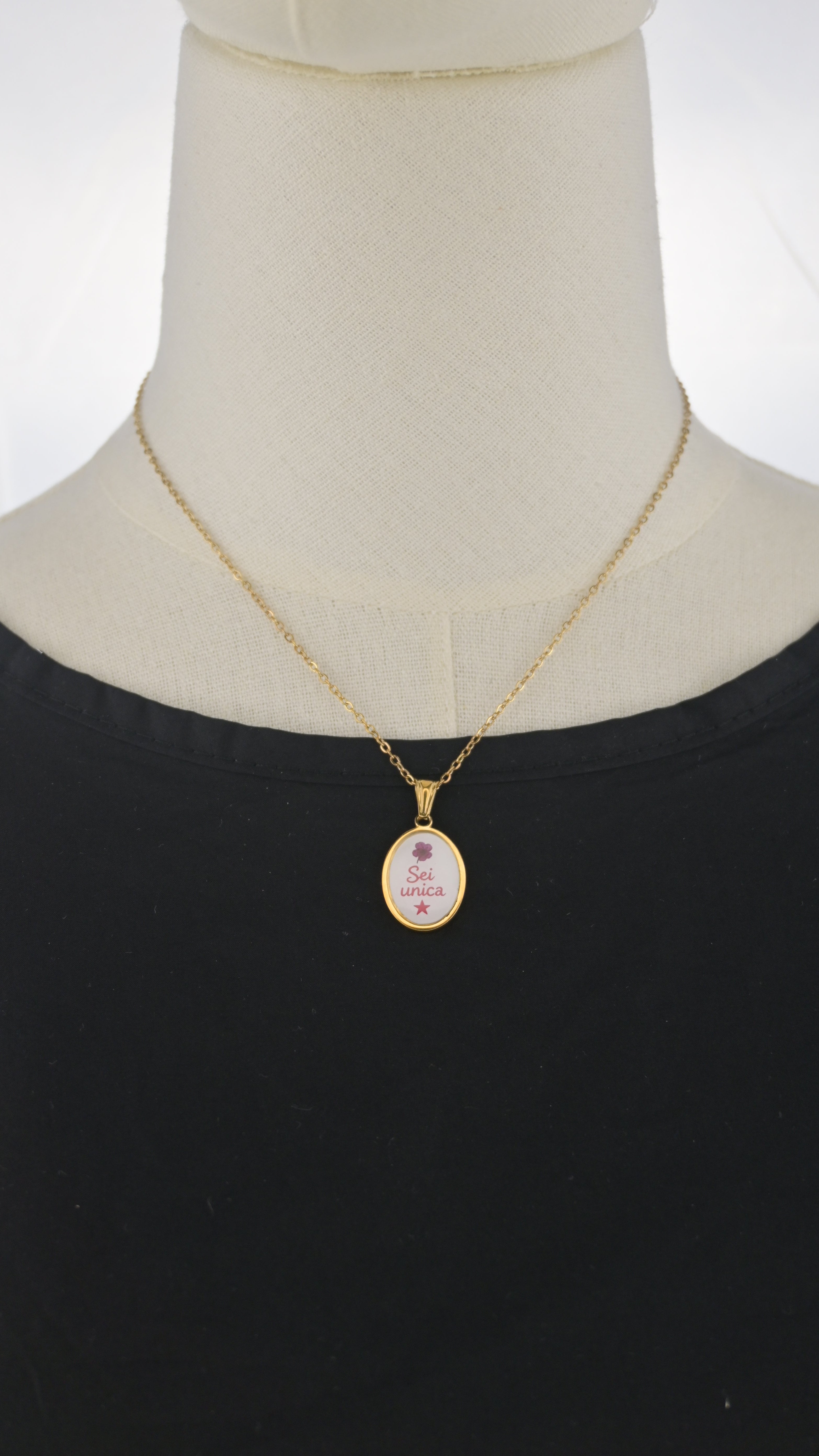 Collana dorata con ciondolo tondo