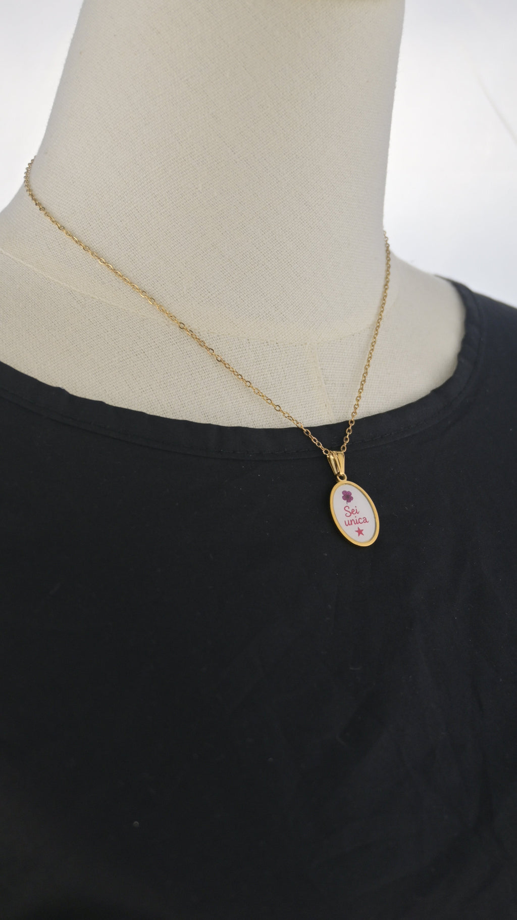 Collana dorata con ciondolo tondo