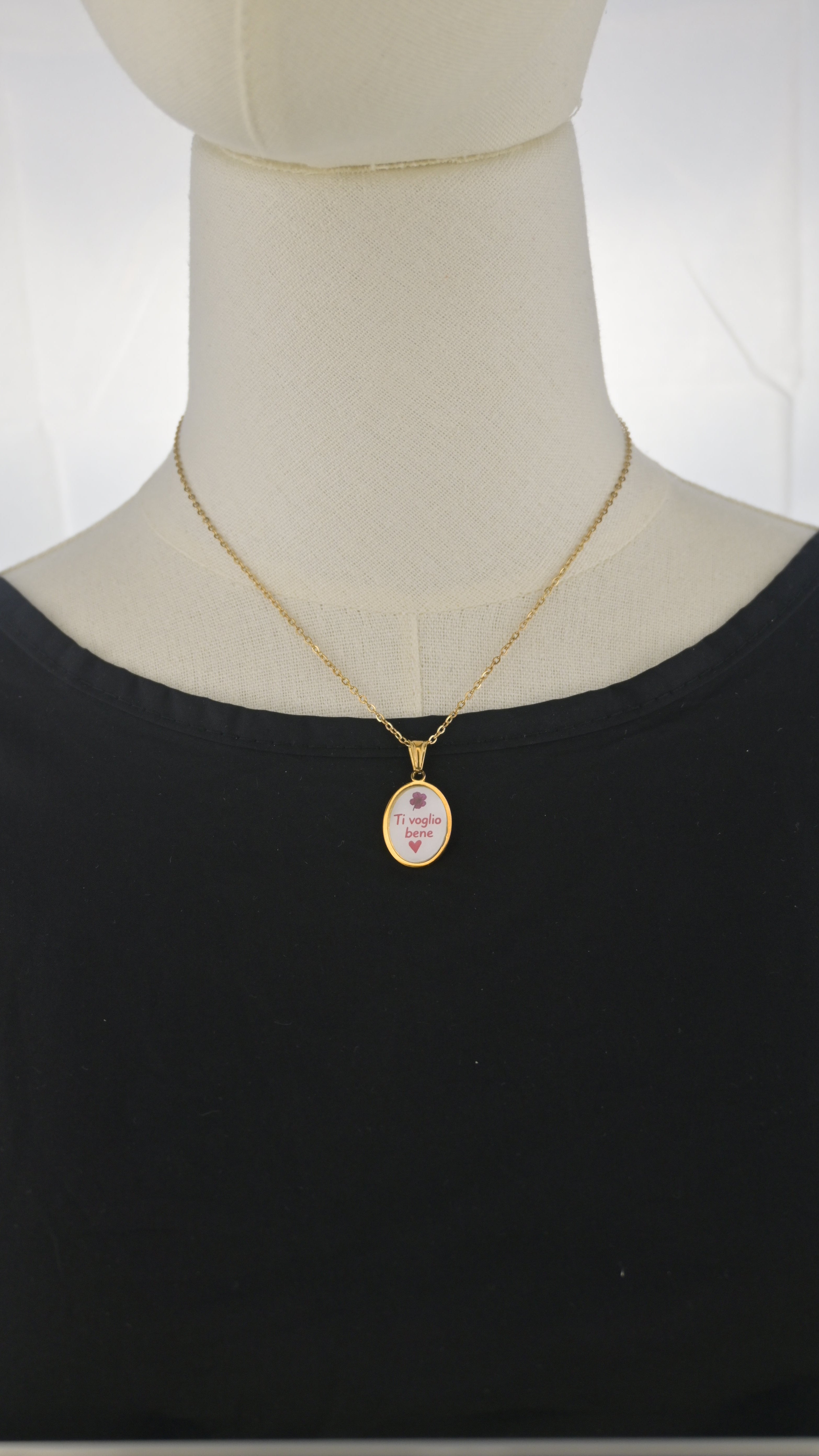Collana dorata con ciondolo tondo