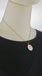 Collana dorata con ciondolo tondo