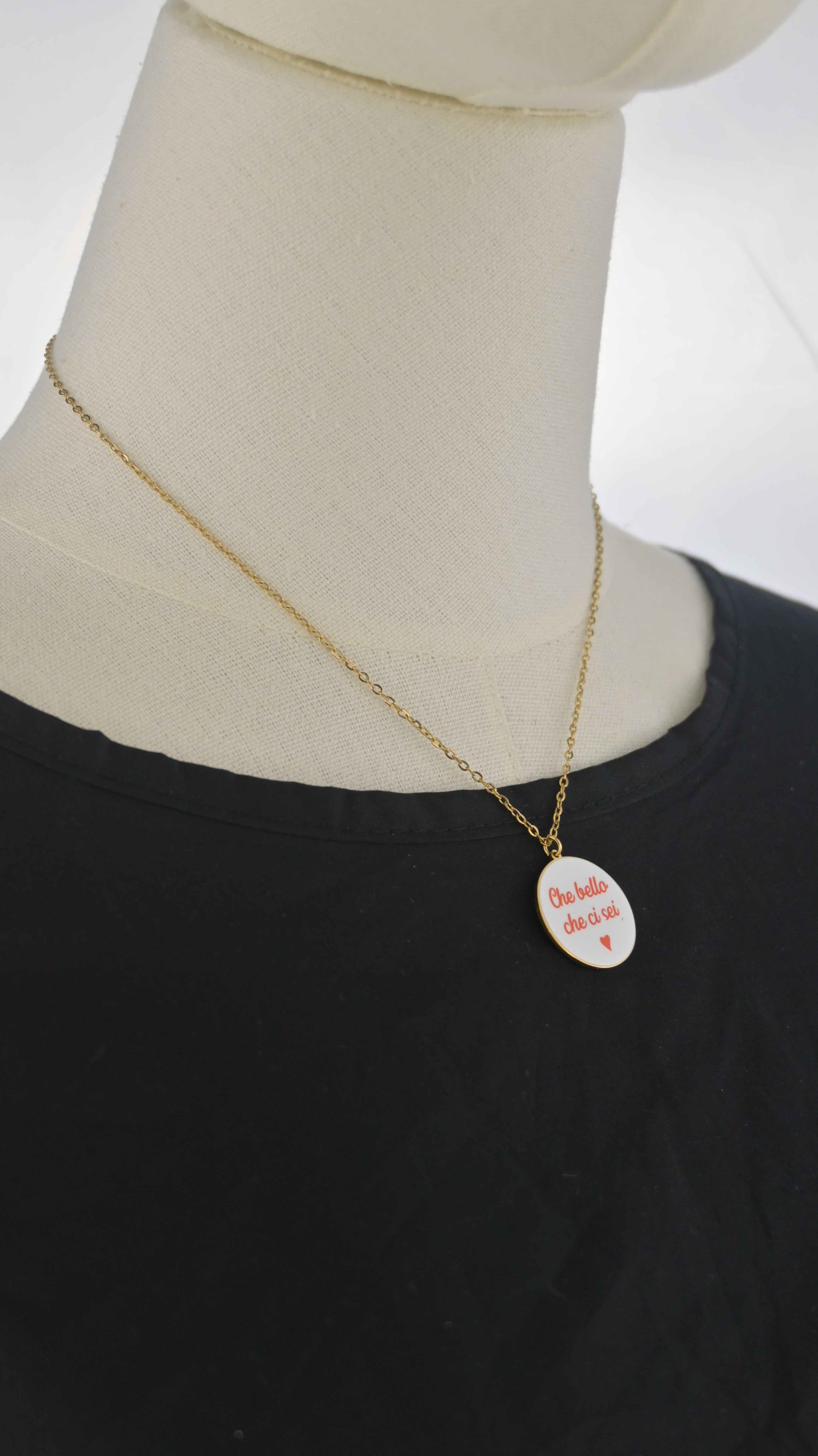 Collana dorata con ciondolo tondo