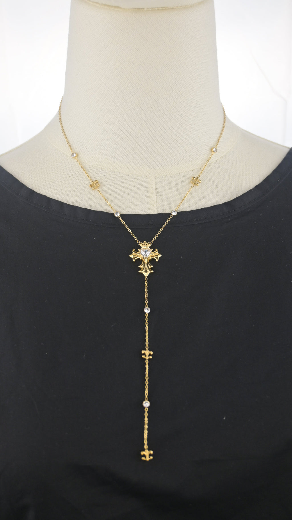 Collana con pendente verticale e croce decorata
