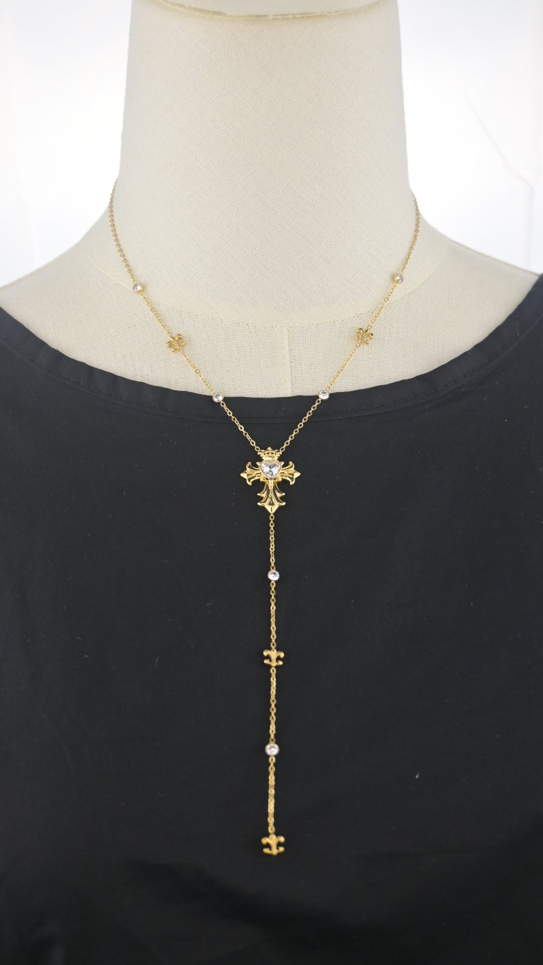 Collana con pendente verticale e croce decorata