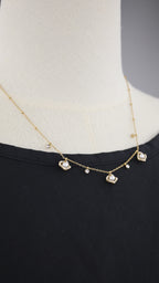 Collana con pendenti quadrati perle e cristalli