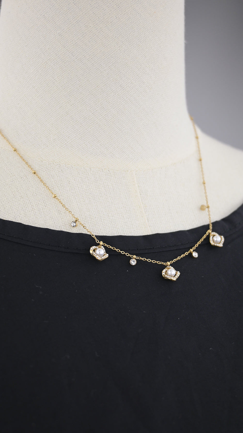 Collana con pendenti quadrati perle e cristalli