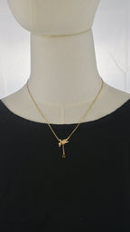 Collana con figura alata e pendente stella