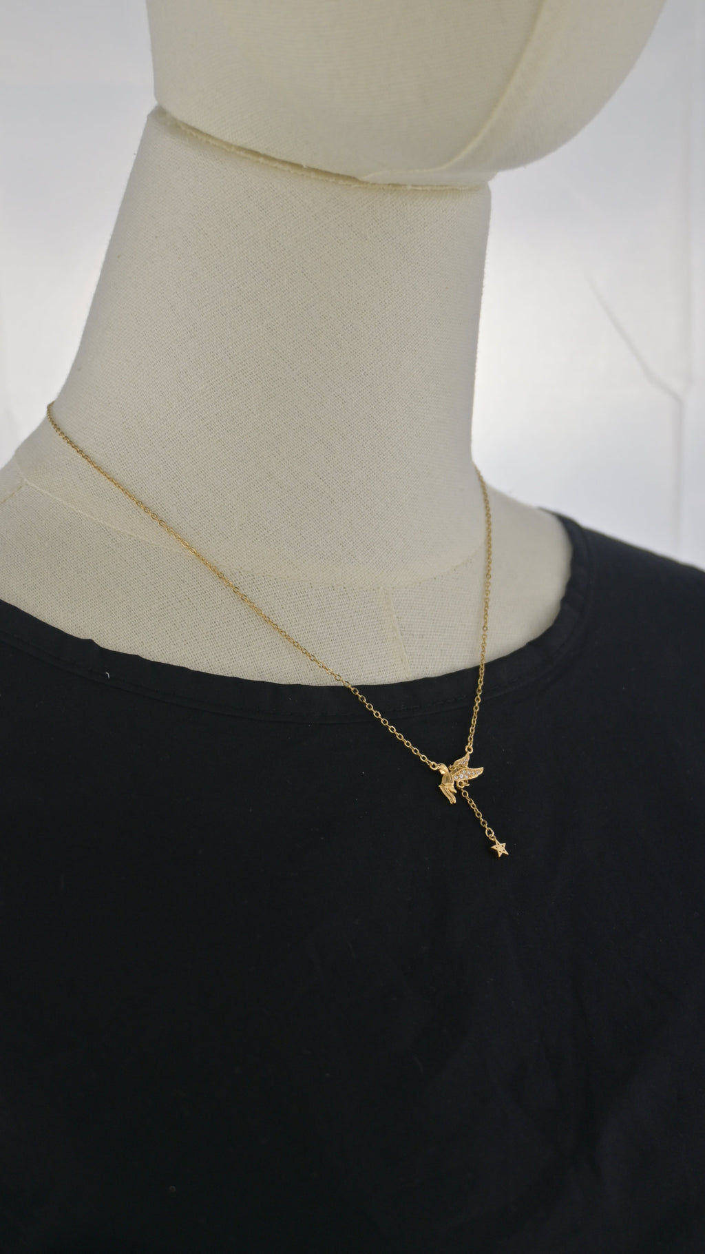 Collana con figura alata e pendente stella