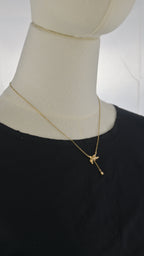 Collana con figura alata e pendente stella