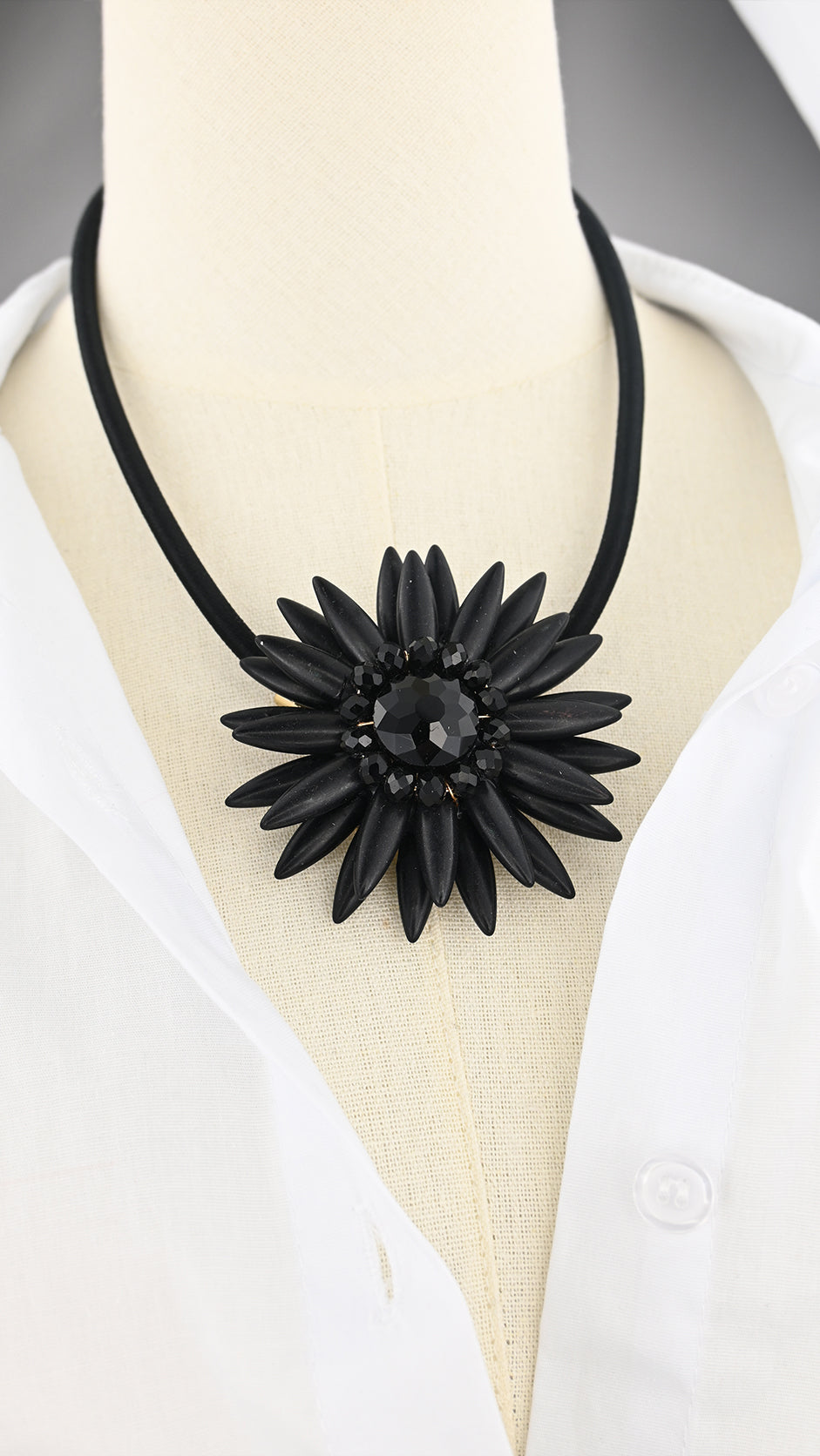 Collana con pendente floreale