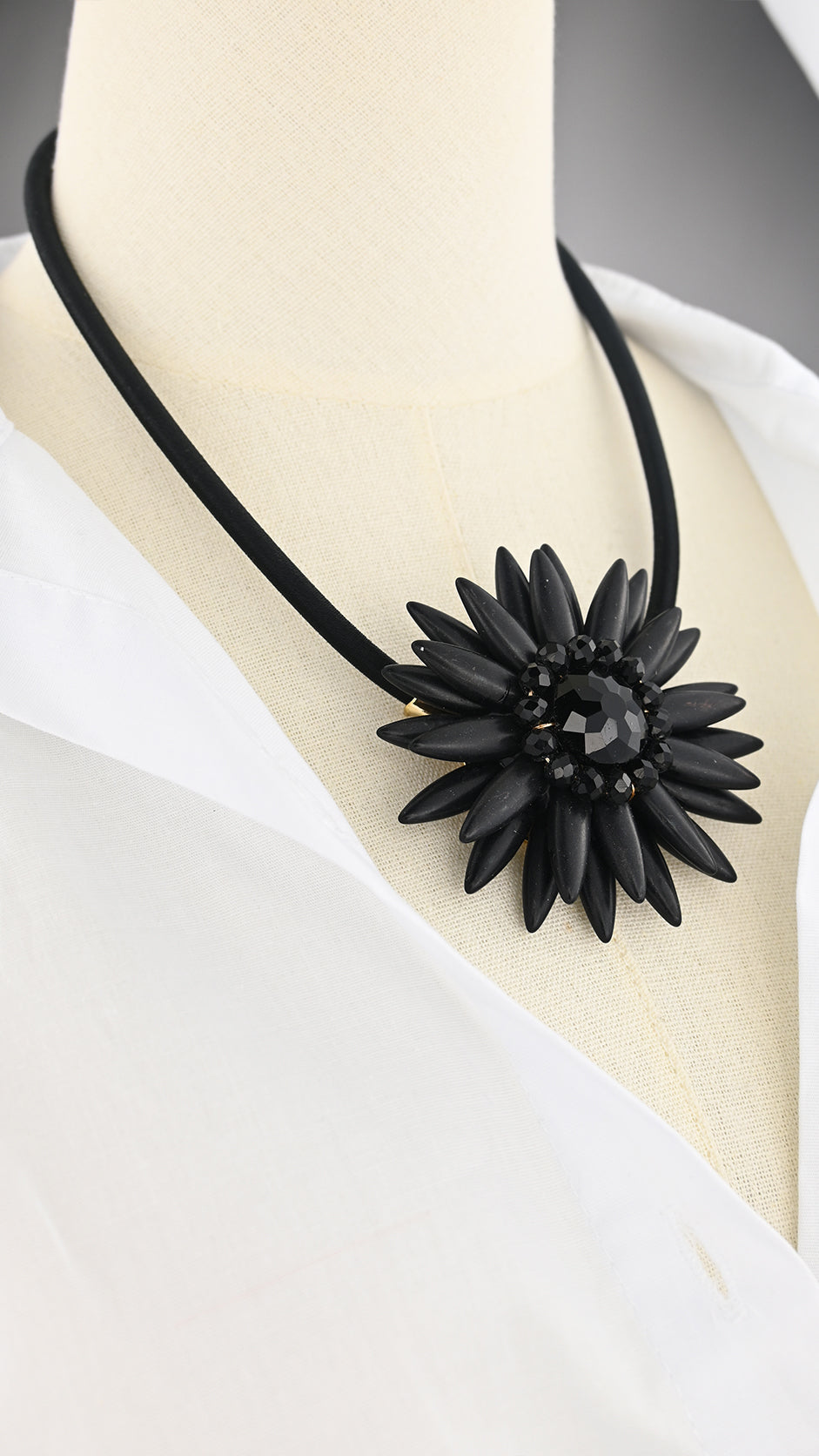 Collana con pendente floreale