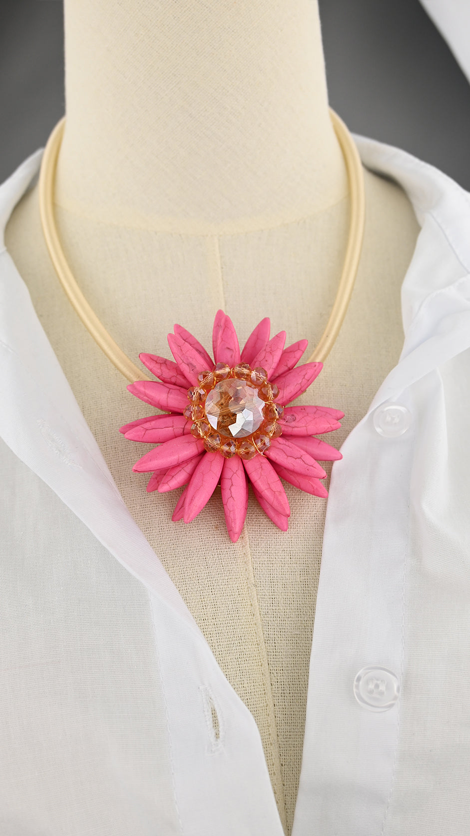 Collana con pendente floreale