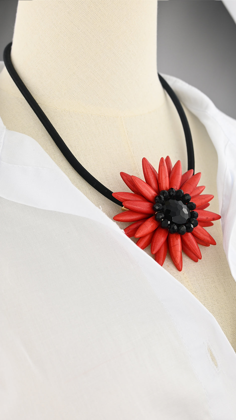 Collana con pendente floreale