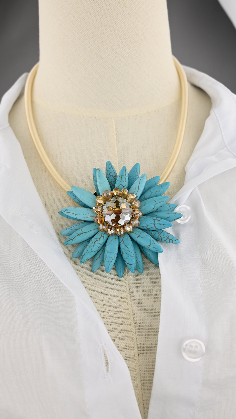 Collana con pendente floreale
