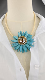 Collana con pendente floreale