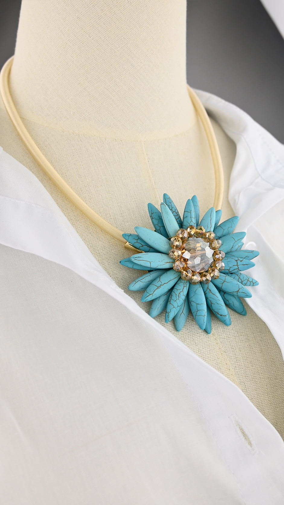 Collana con pendente floreale