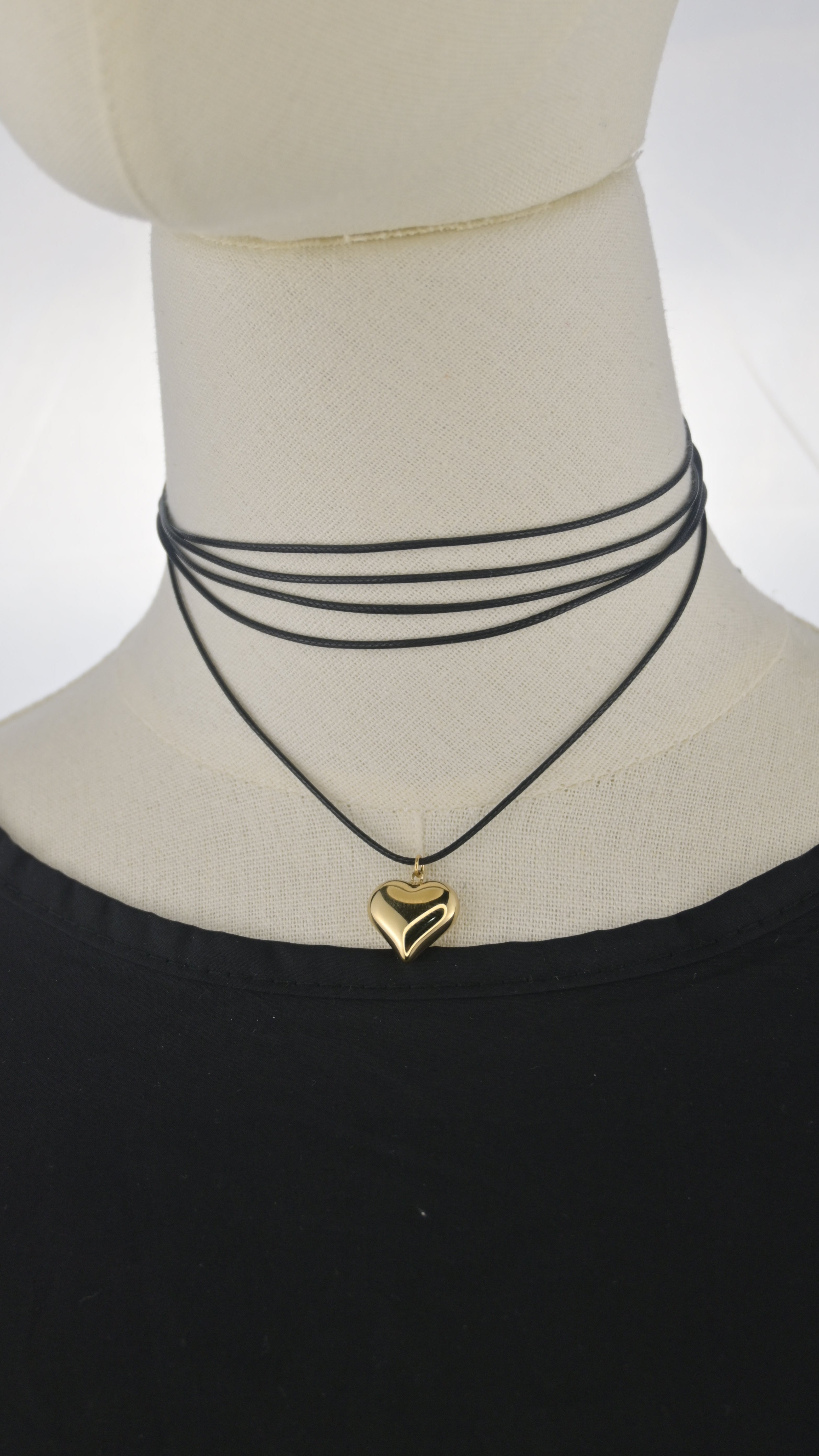 Collana choker nera con pendente cuore