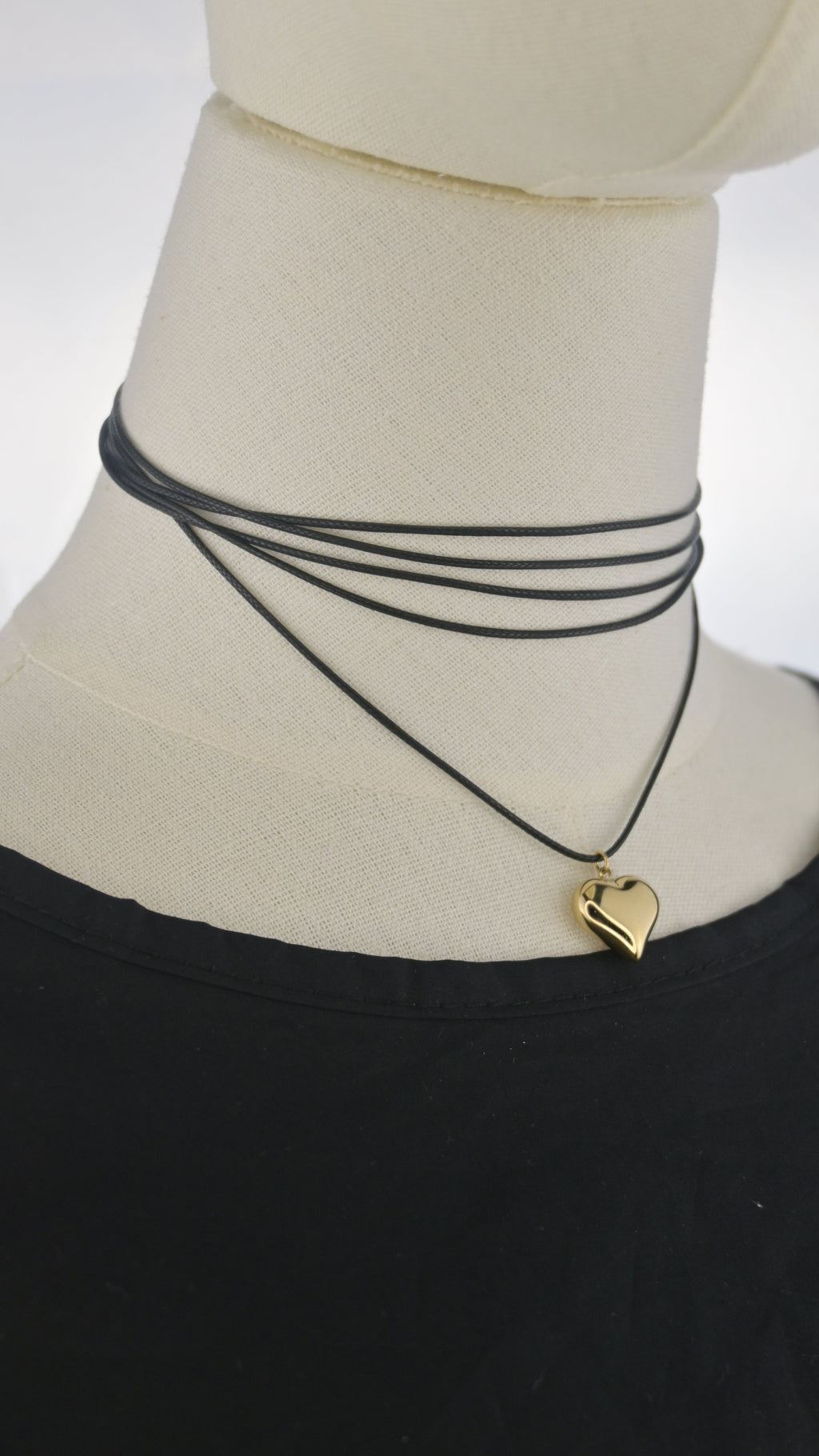 Collana choker nera con pendente cuore