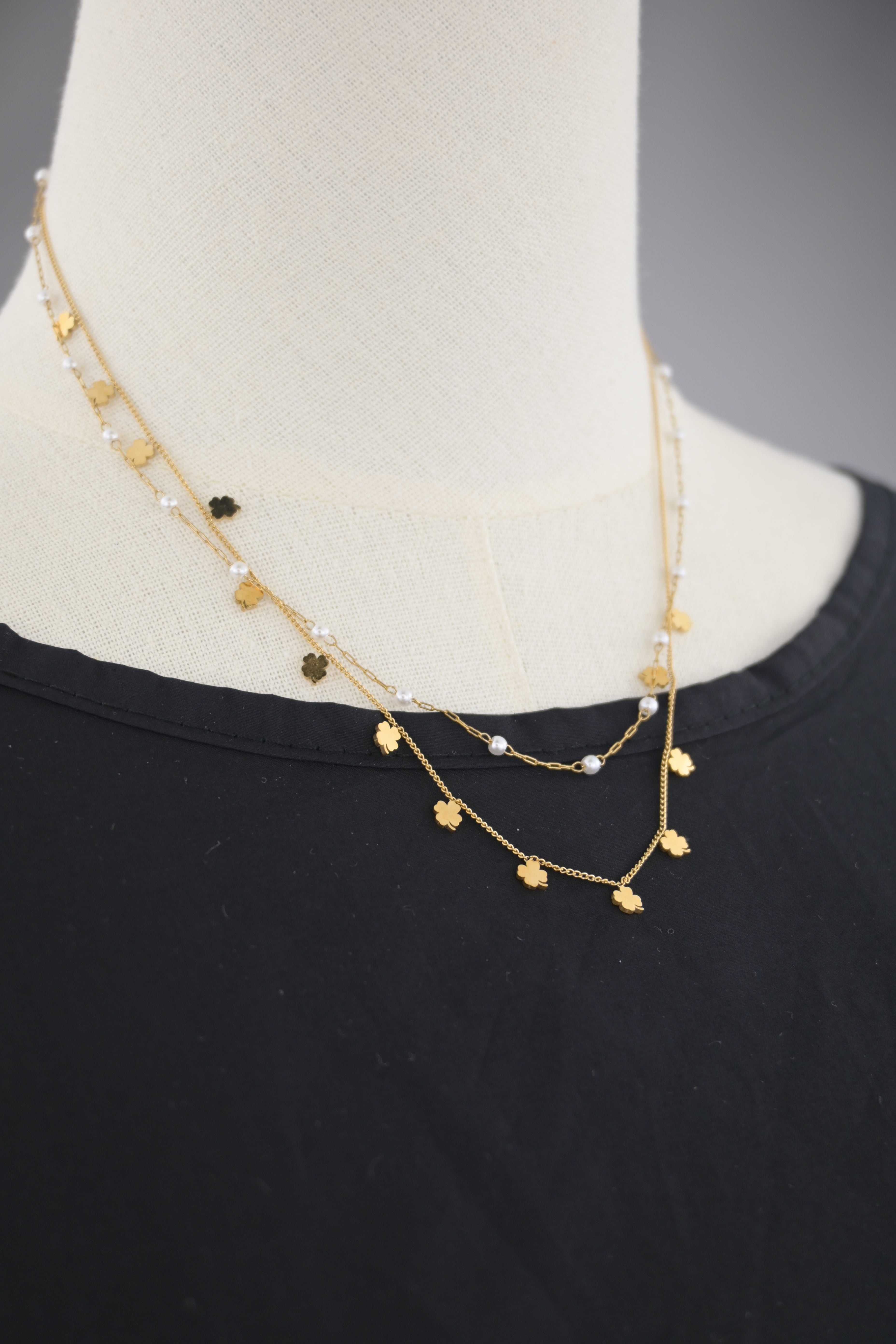 Collana doppia catena con simboli e perle