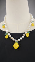 Collana con perle bianche e pendenti limone