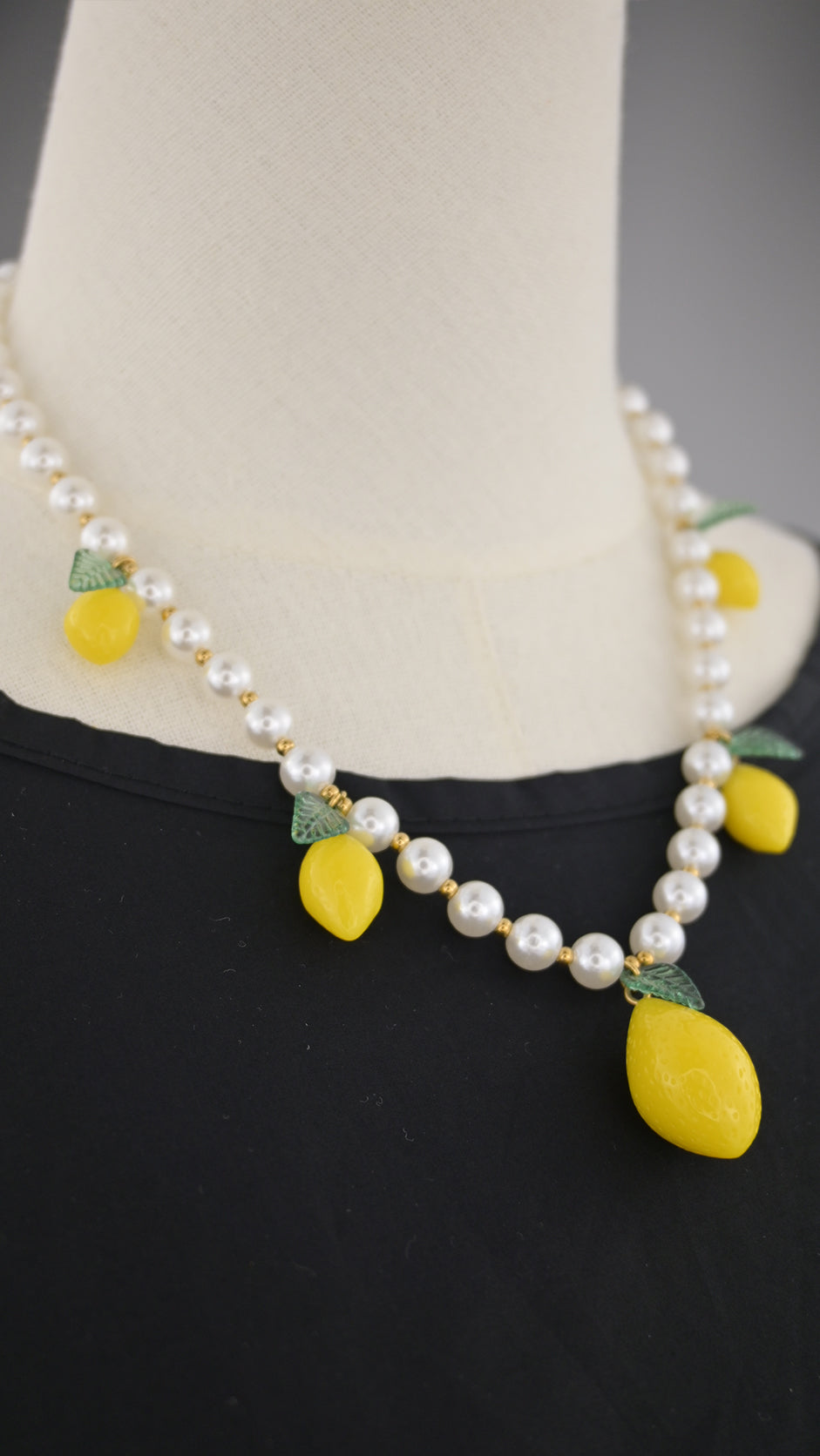 Collana con perle bianche e pendenti limone