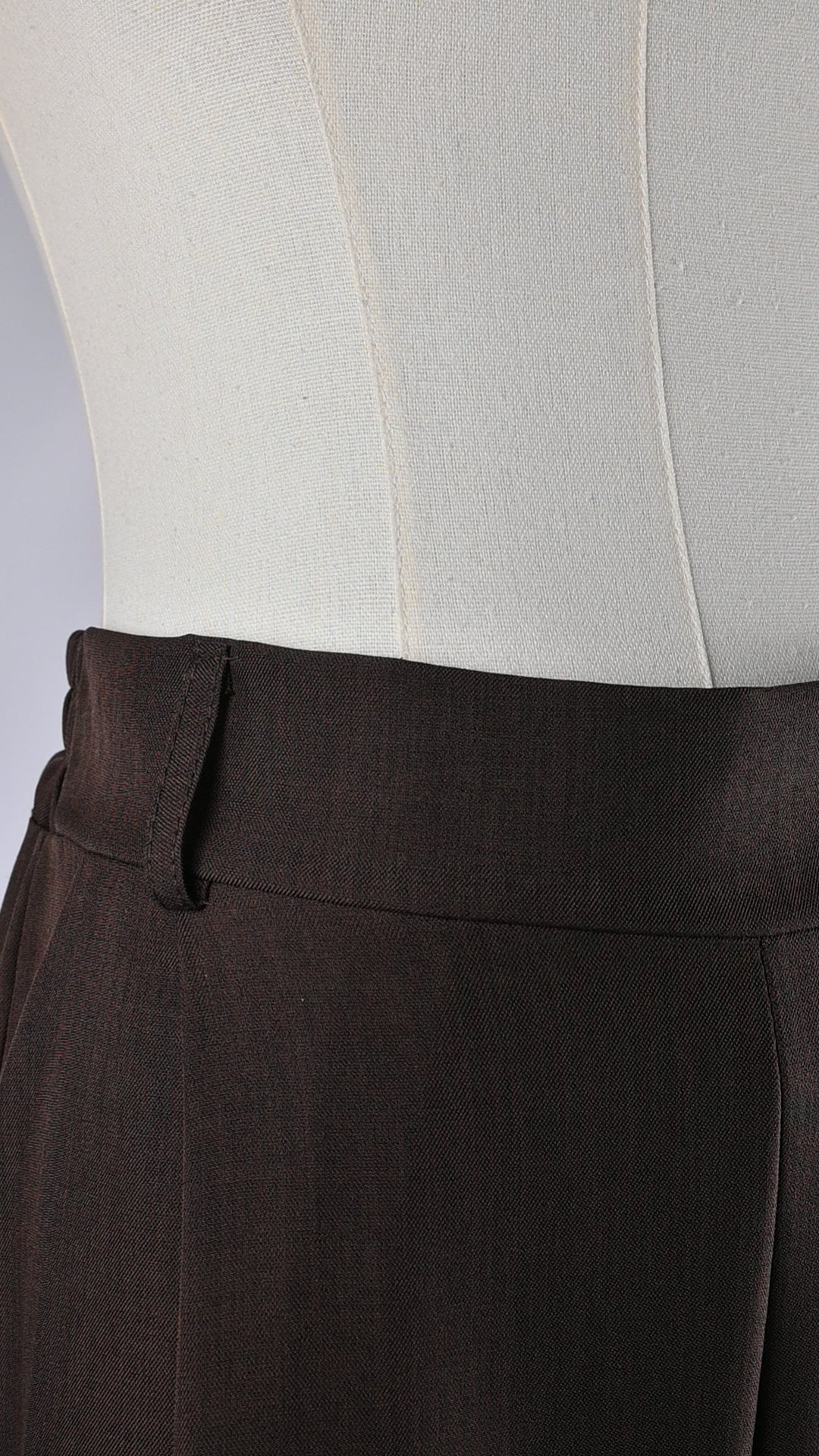 Pantalón ancho con pliegues