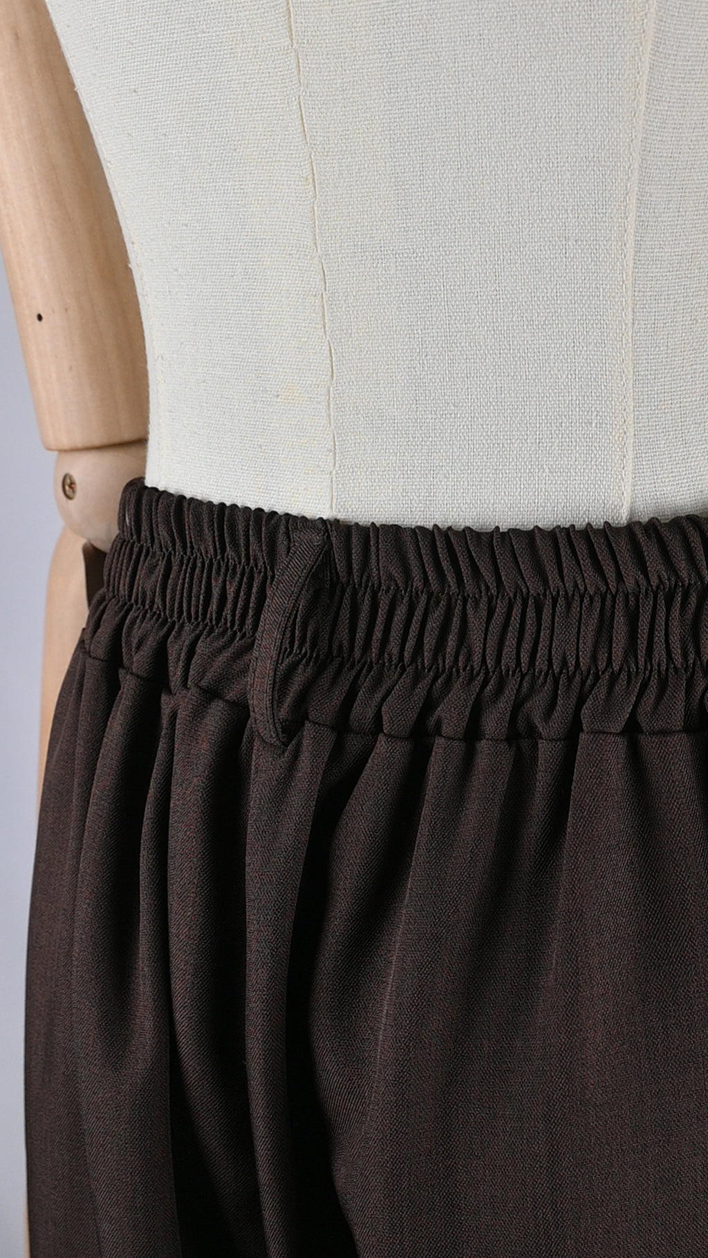 Pantalón ancho con pliegues