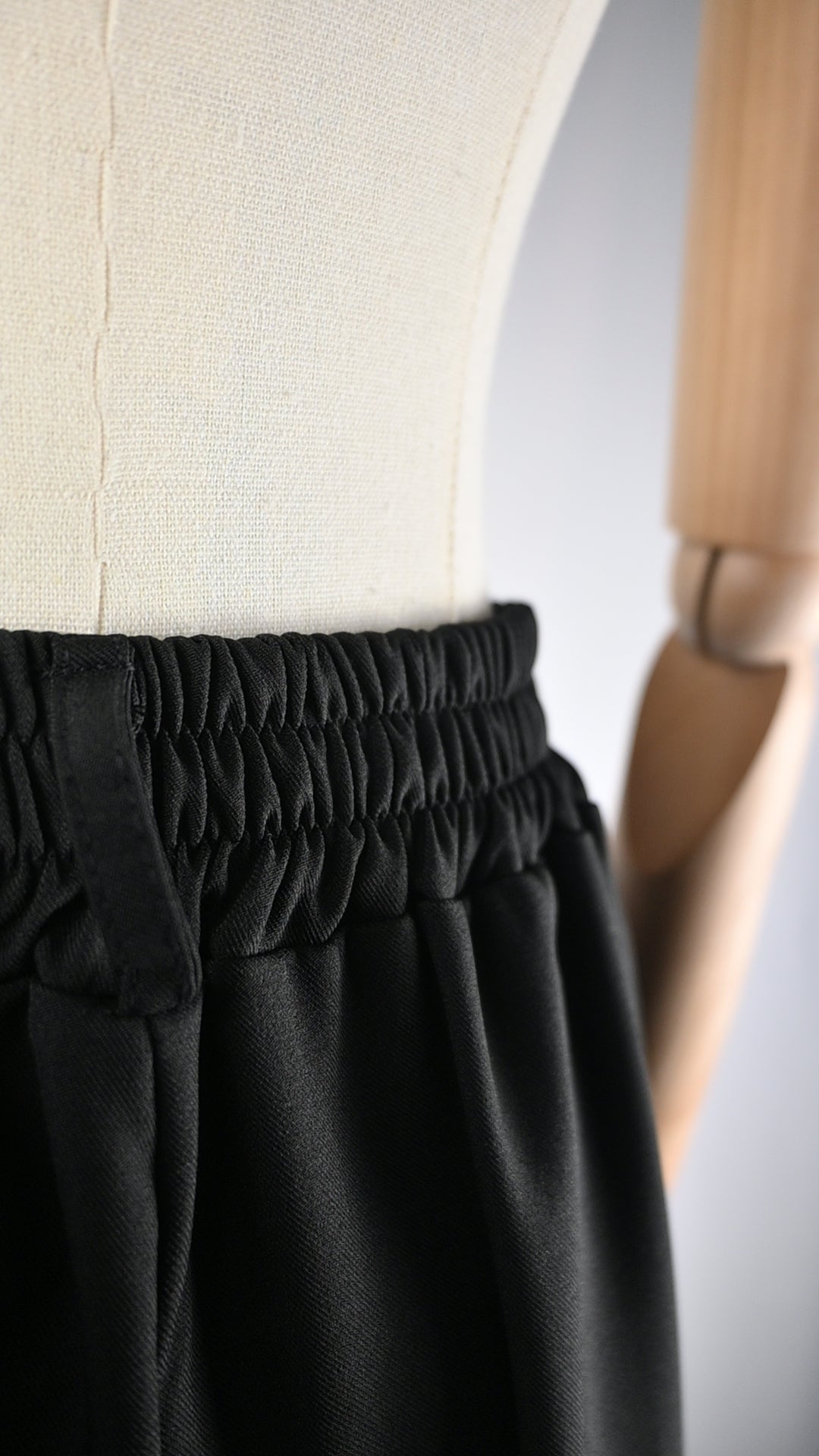 Pantalón ancho con pliegues