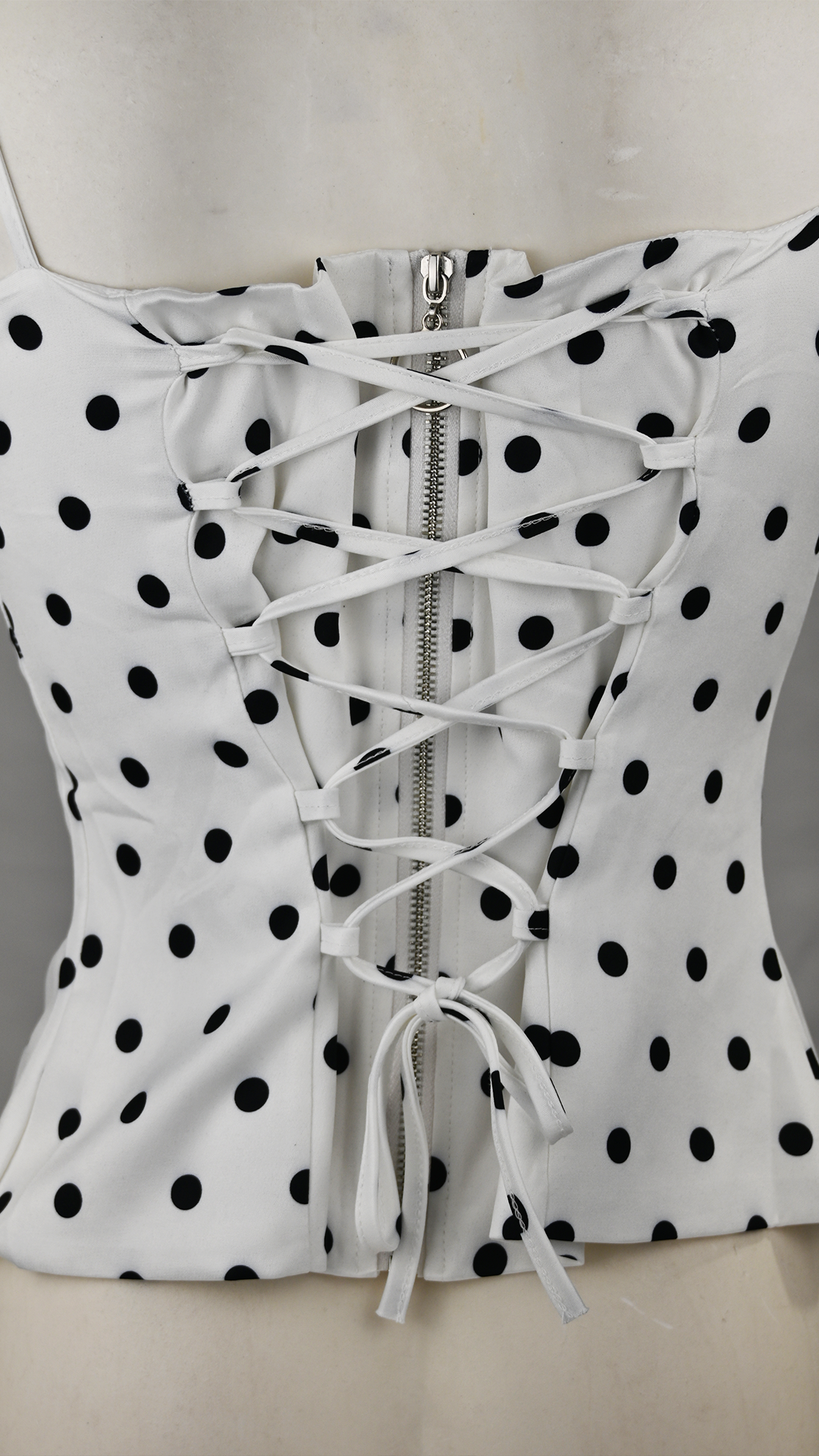 Top a pois con fiore e retro corsetto