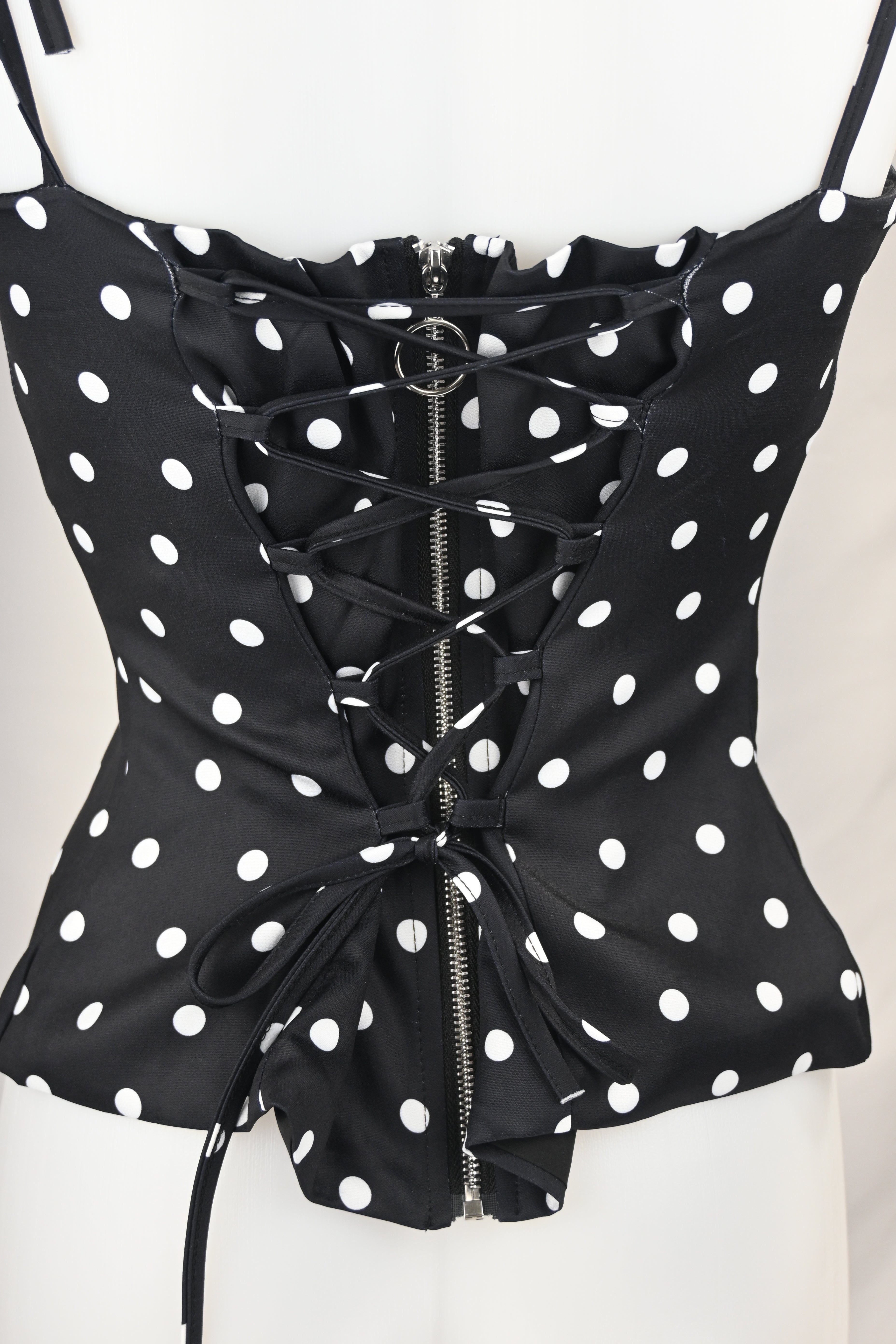 Top a pois con fiore e retro corsetto